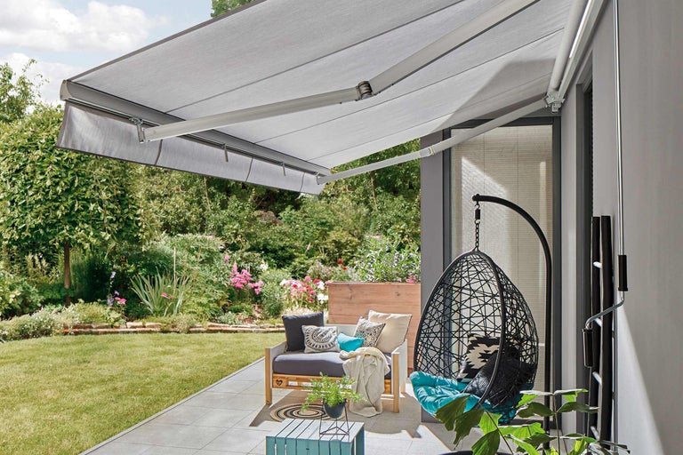 Terras met zonnescherm, zitmogelijkheid en hangstoel