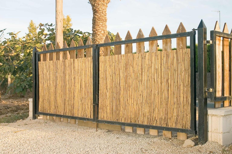 Tuinpoort met bamboe bekleding en houten details