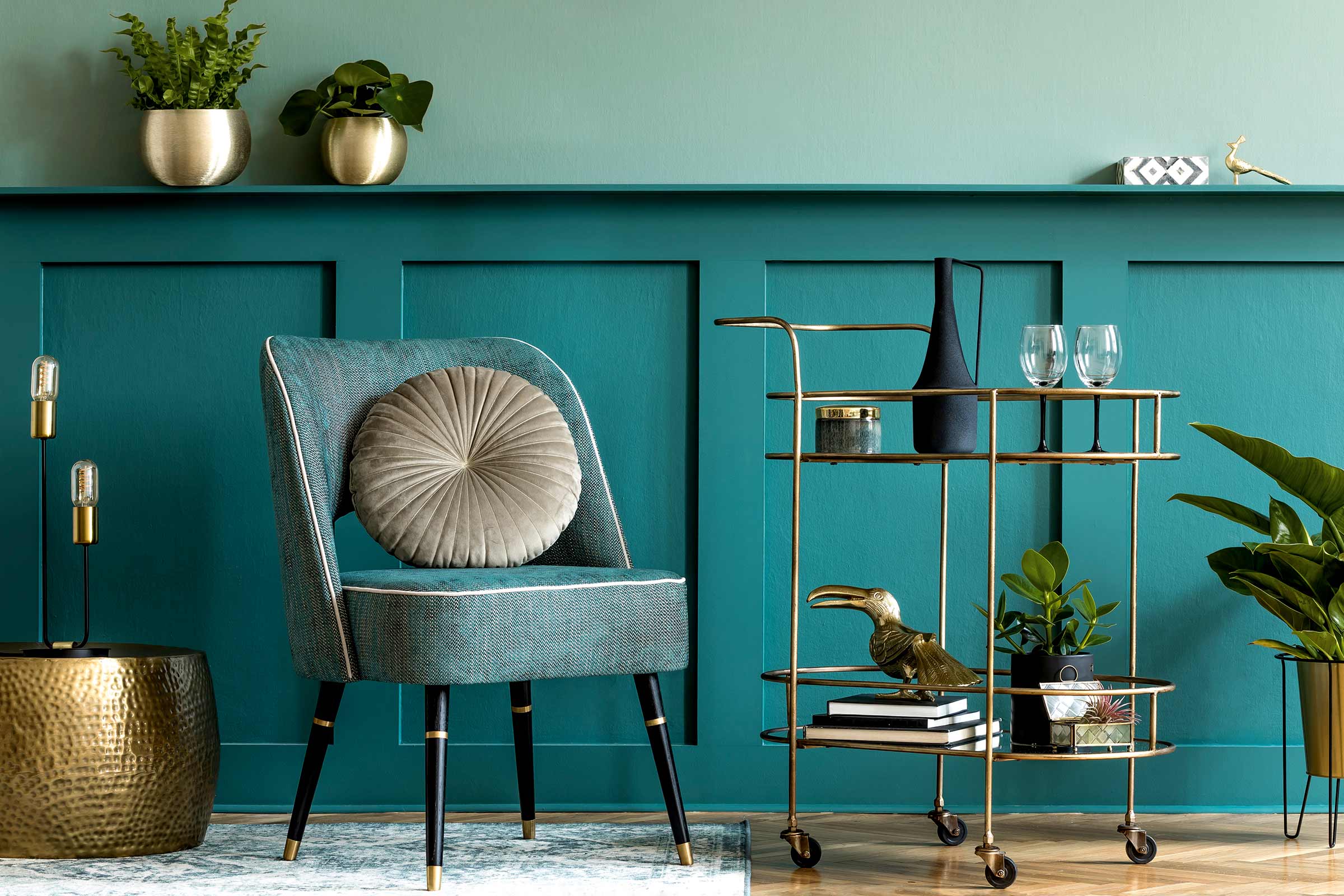 Decoratieve woonomgeving met fauteuil, bijzettafel en serveerwagen
