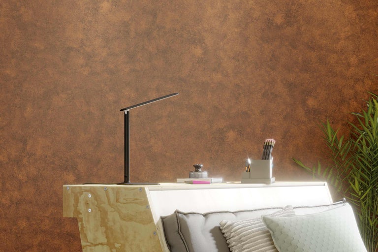 Scene met bureaulamp, pennenhouder en decoratie op een nachtkastje