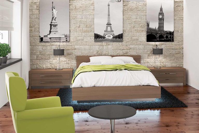 Lichte slaapkamer met bed, nachtkastjes en decoratieve afbeeldingen