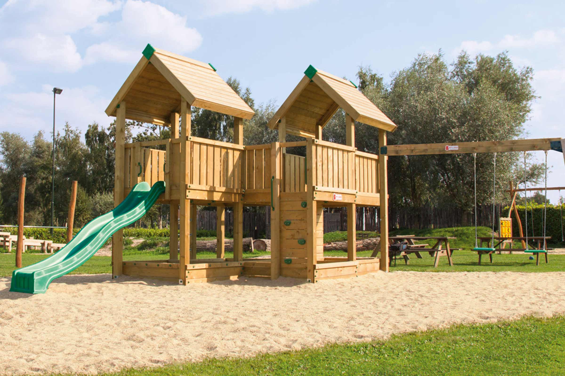 Grote houten speeltuin met glijbaan en schommel