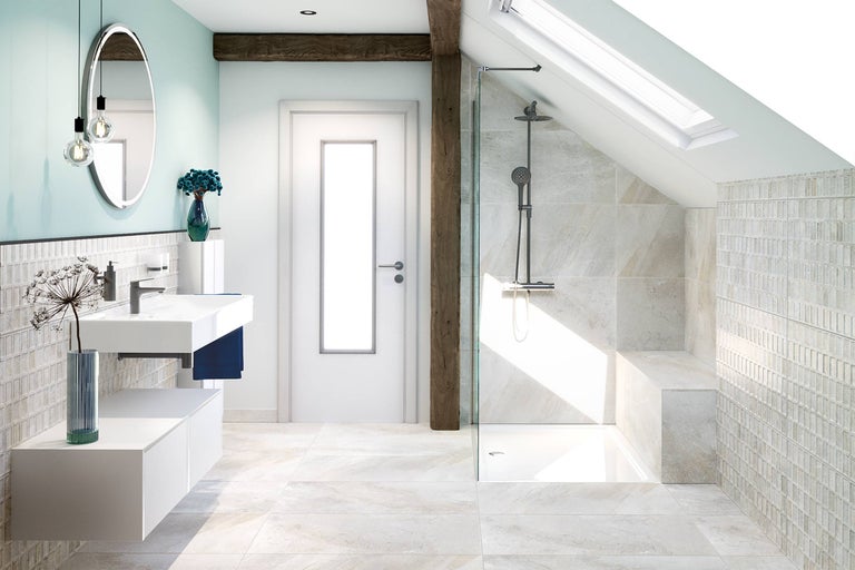 Badkamer met douche, wastafel, spiegel en tegels