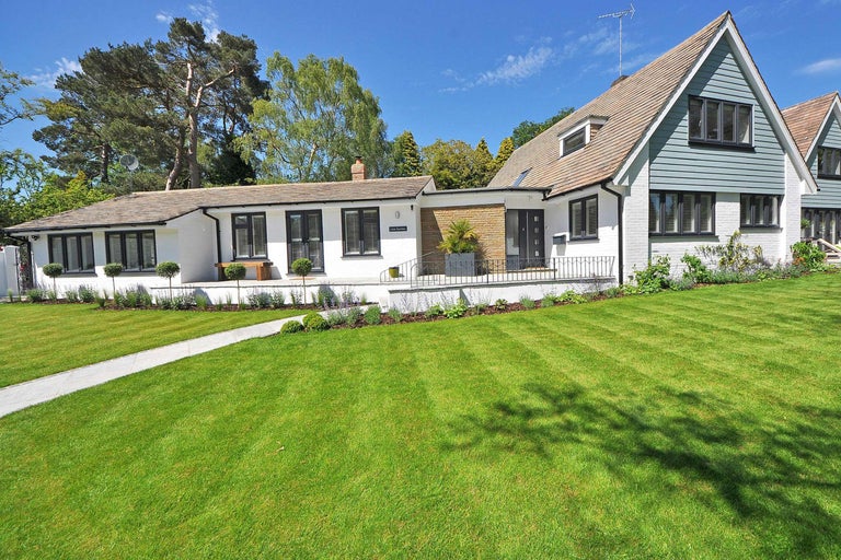 Overzicht van een woonhuis met tuin en gazon