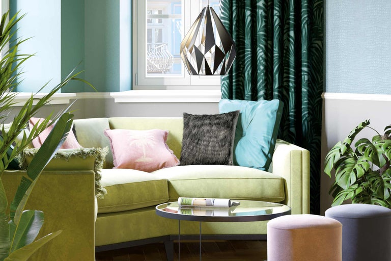 Woonkamer met bank, kussens, tafel en decoratie