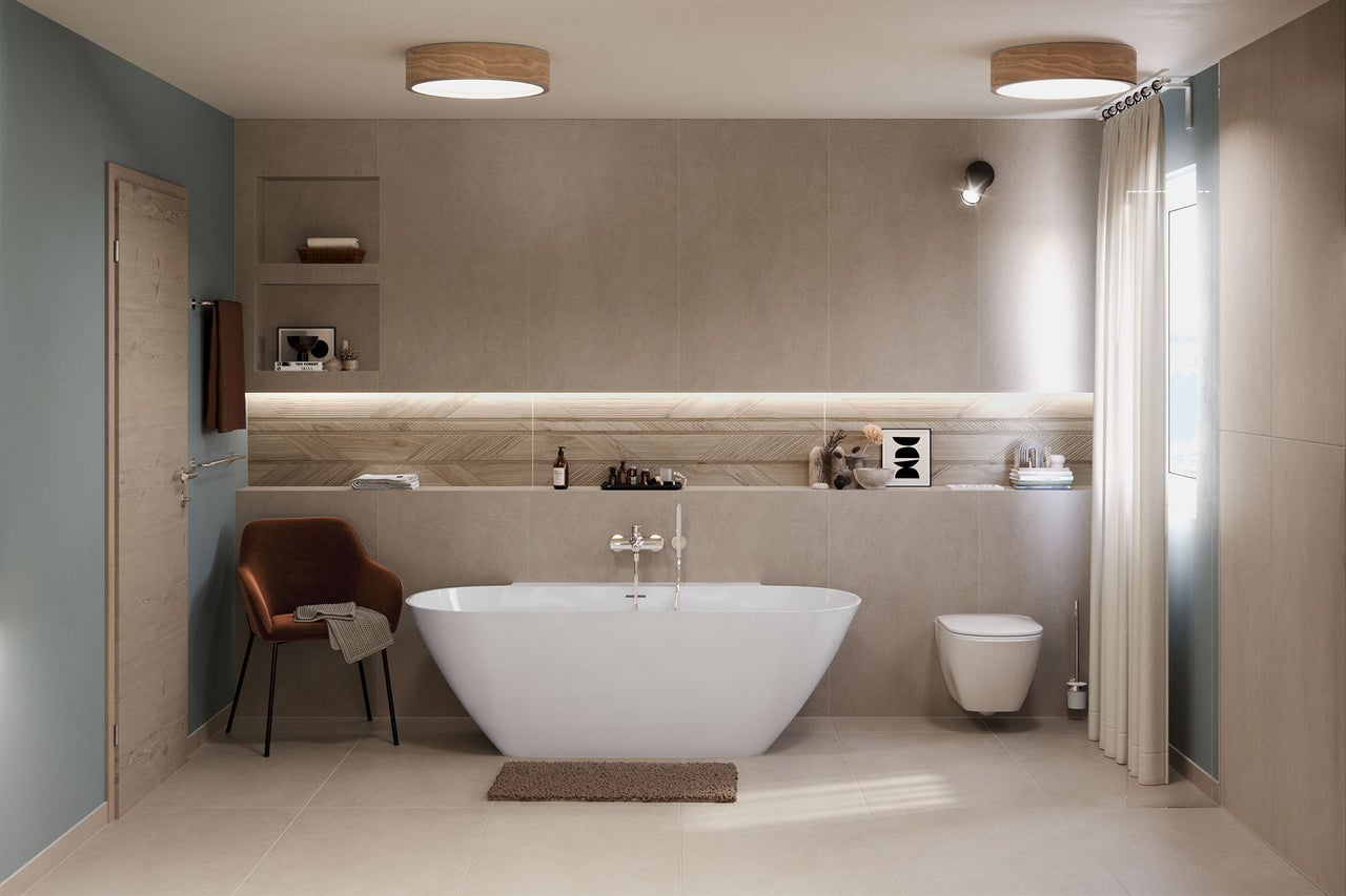 Badkamer met bad, toilet, stoel en tegels