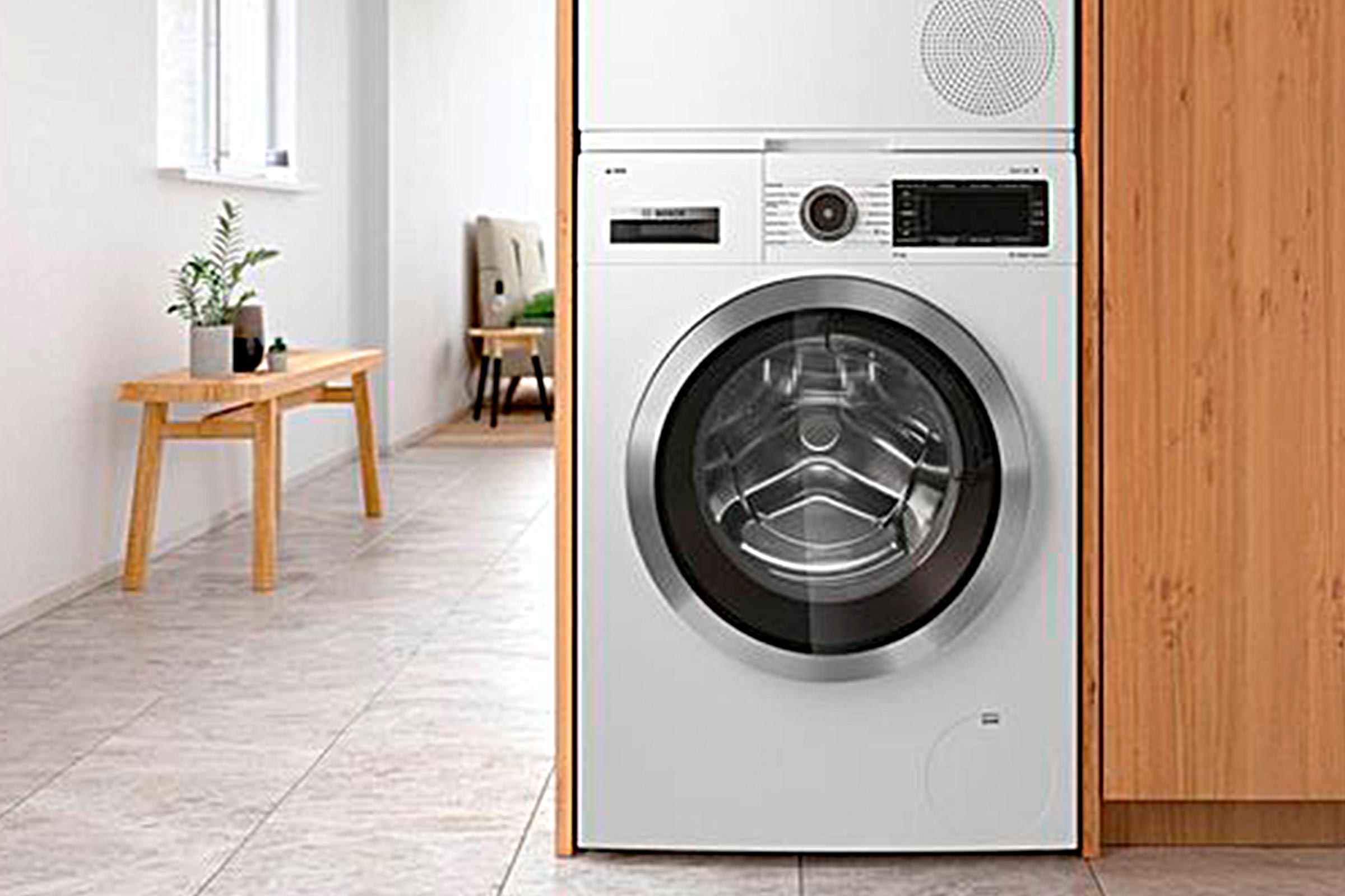 Wasmachine en wasdroger als toren in de badkamer