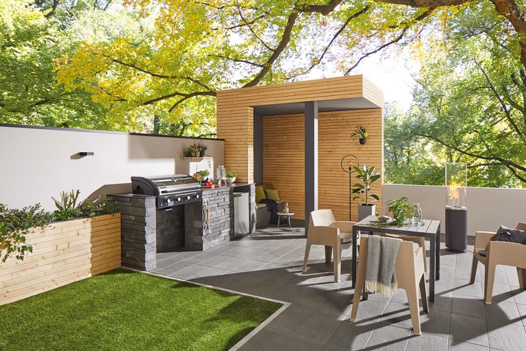 Buitengebied met barbecue, zithoek en houten bekleding