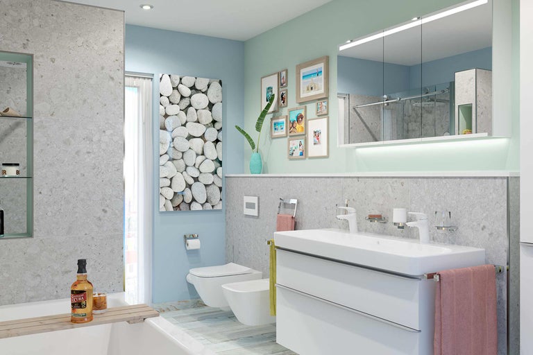 Moderne badkamer met toilet, bidet, wastafel, spiegel en bad