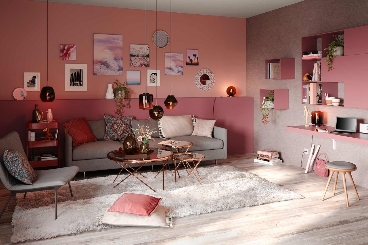 Woonkamer met bank, salontafels, tapijt en planken