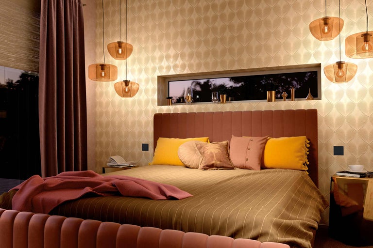 Slaapkamer met bed, nachtkastjes en hanglampen