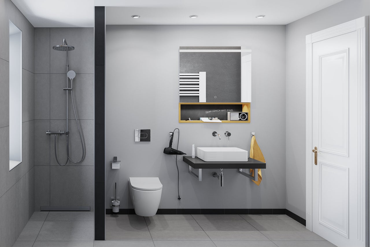 Moderne badkamer met douche, toilet, wastafel en spiegelkast