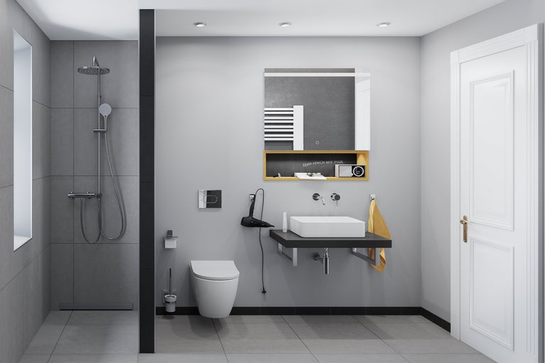 Moderne badkamer met douche, toilet, wastafel en spiegelkast