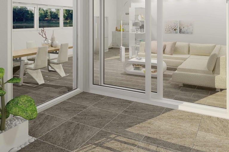 Lichte woonkamer met eettafel, bank en tegelvloer.