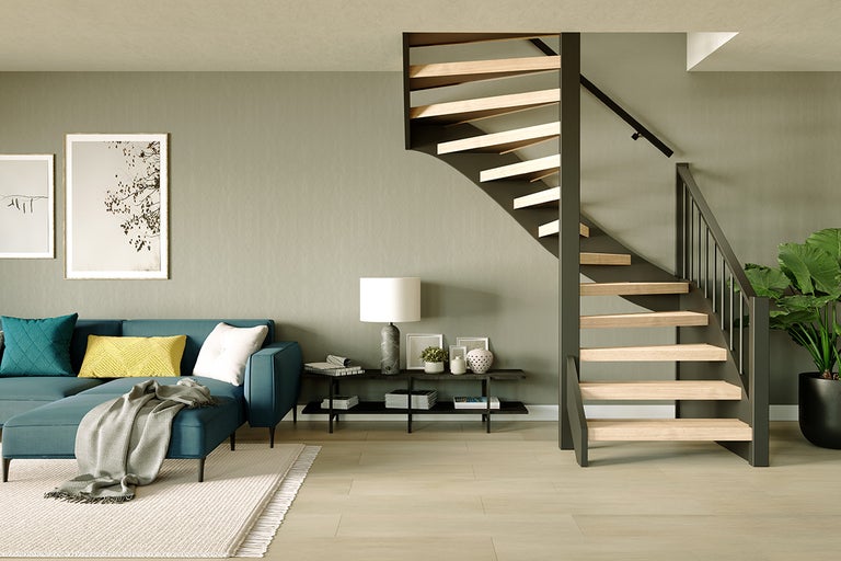 Woonkamer met trap, bank, salontafel en decoratie