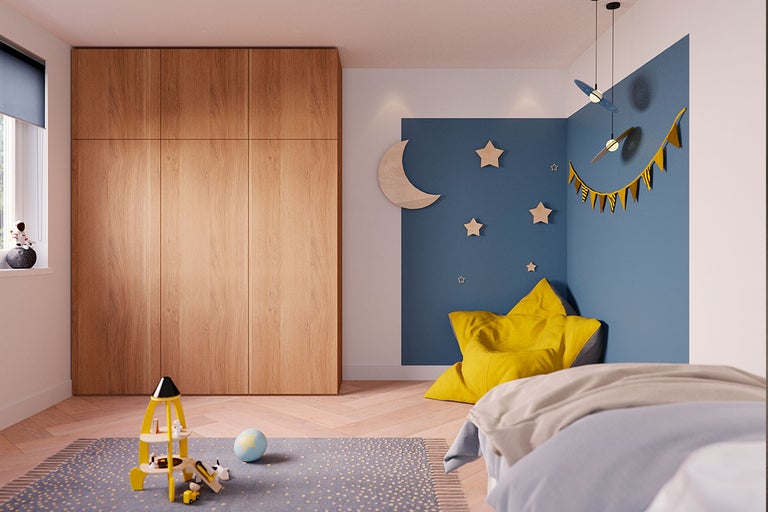 Kinderkamer met houten kast, sterren en maan decoratie, gele zitzak en speelgoed op een kleed