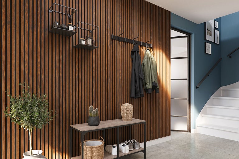 Entree met houten wandpanelen, console, planken en kapstok