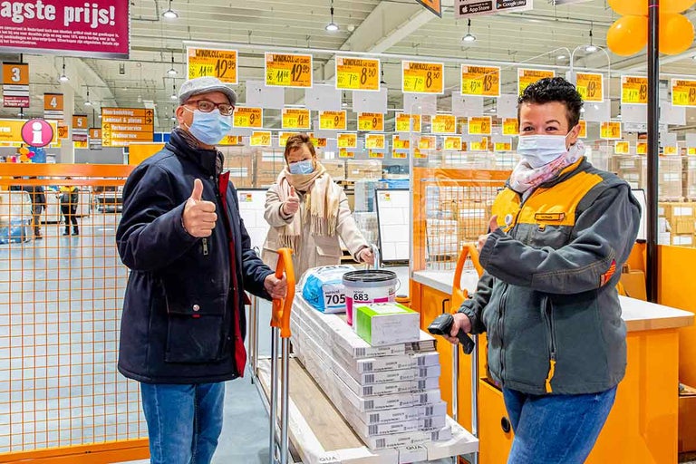 Klanten met winkelwagen in de Hornbach vestiging.