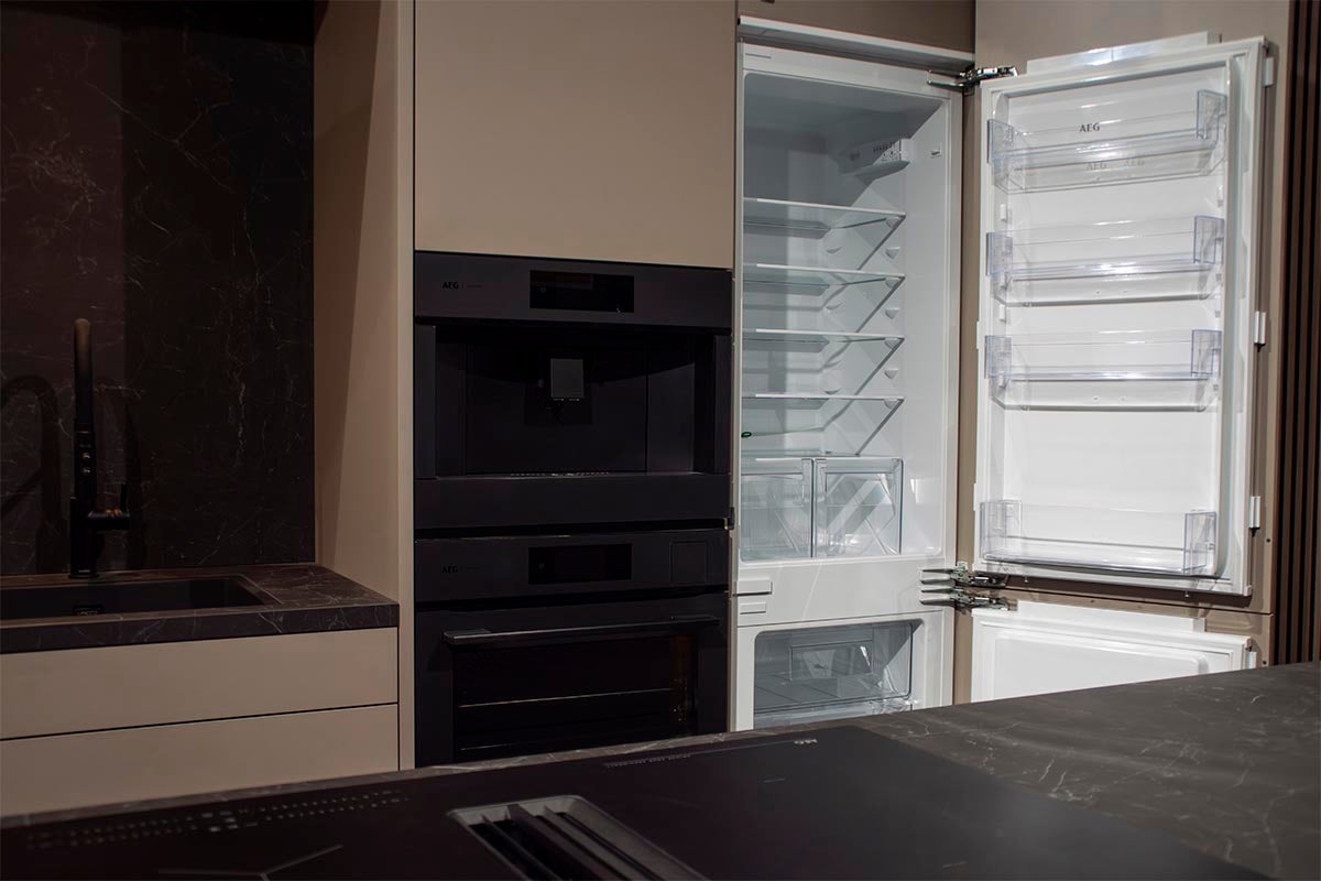 Moderne keuken met ingebouwde koelkast, koffiemachine en oven