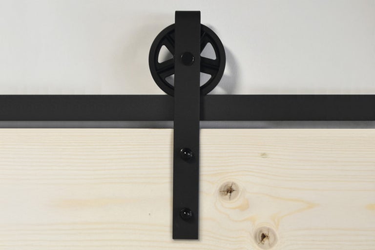 Metalen schuifdeurrail op houten poort