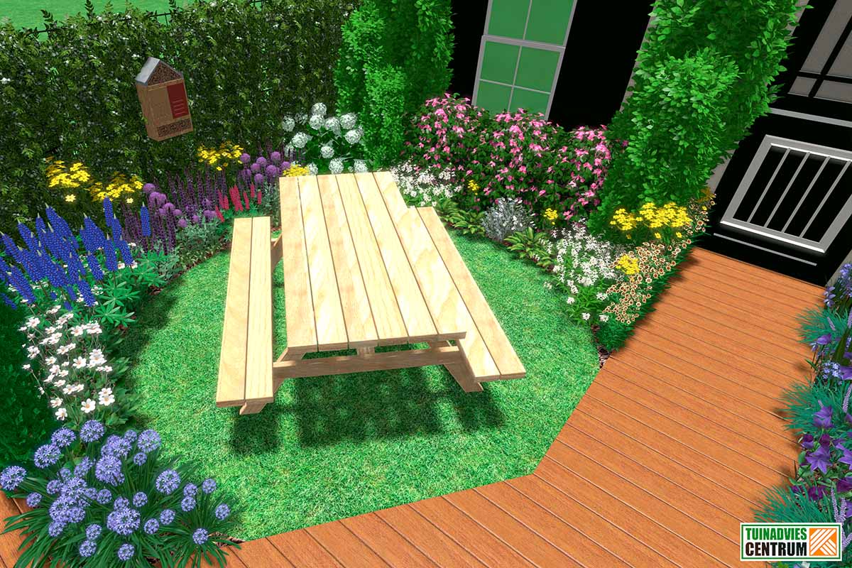 Bovenaanzicht van een tuin met houten banken, bloemen en planten