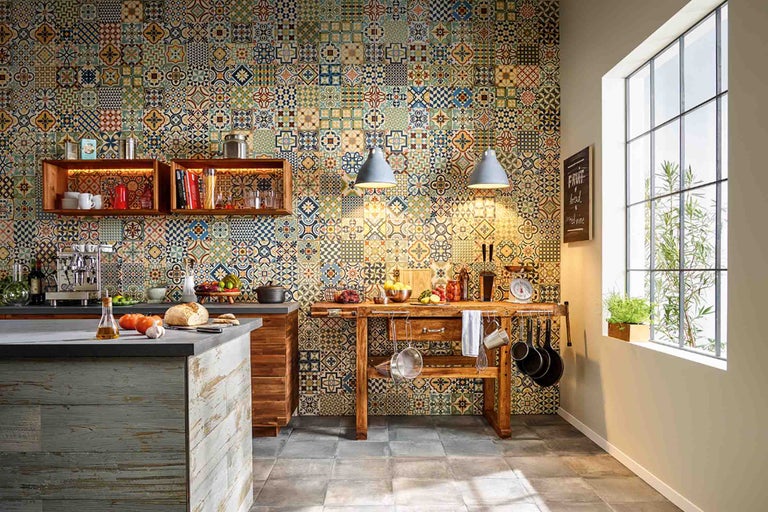 Lichte keuken met mozaïektegelwand, kookeiland en houten werkblad