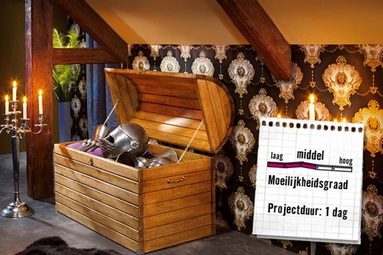 Houten kist met ridderharnas en projectinformatie in de woonkamer