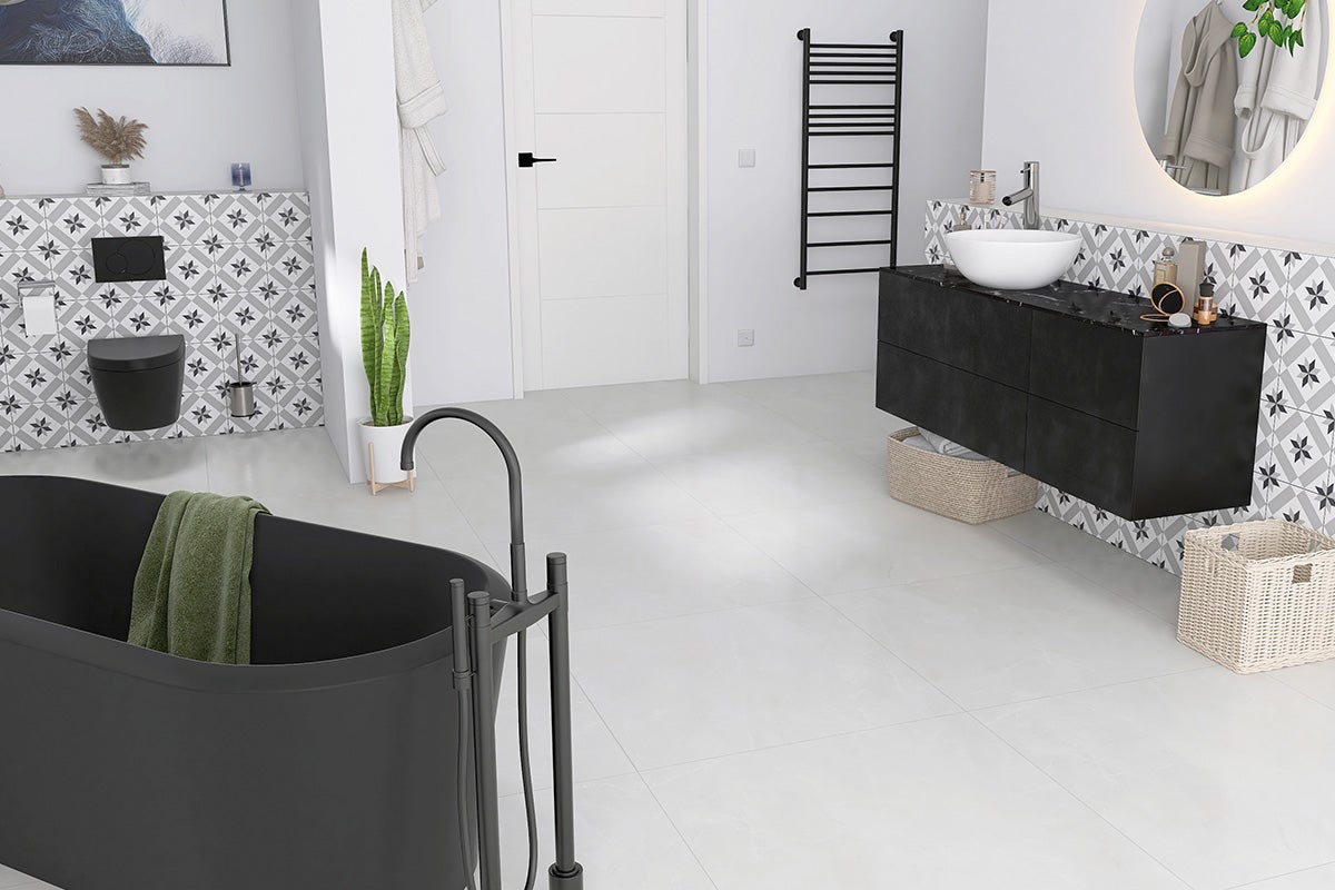 Moderne badkamer met zwart bad, wastafel en toilet tegen een wand met patroon