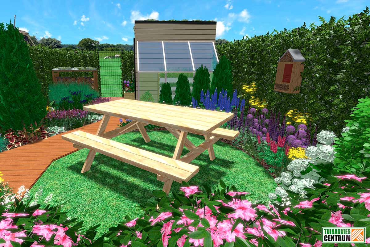 Tuinscene met picknicktafel, kas en bloemenperk