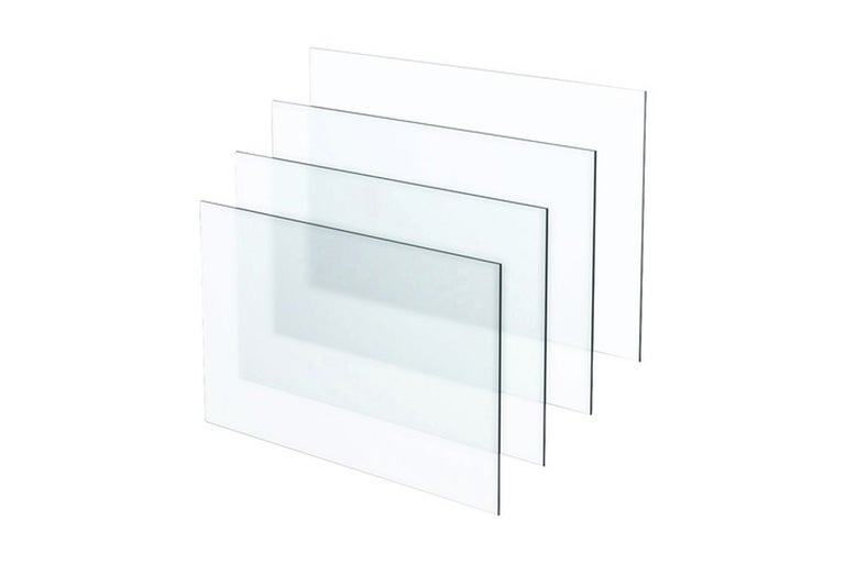 Vier glasplaten op elkaar gestapeld.