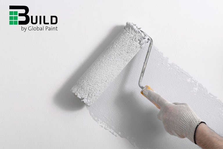 Iemand schildert een muur met een verfroller, Build by Global Paint Logo