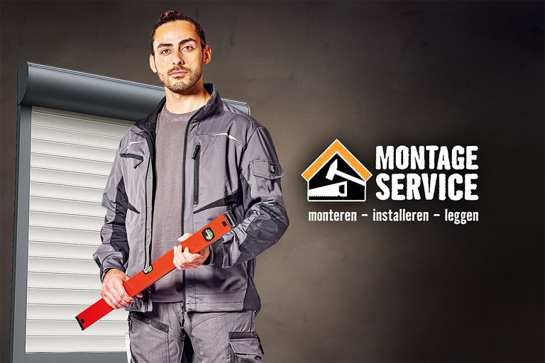 Monteur met waterpas voor rolluik voor montageservice