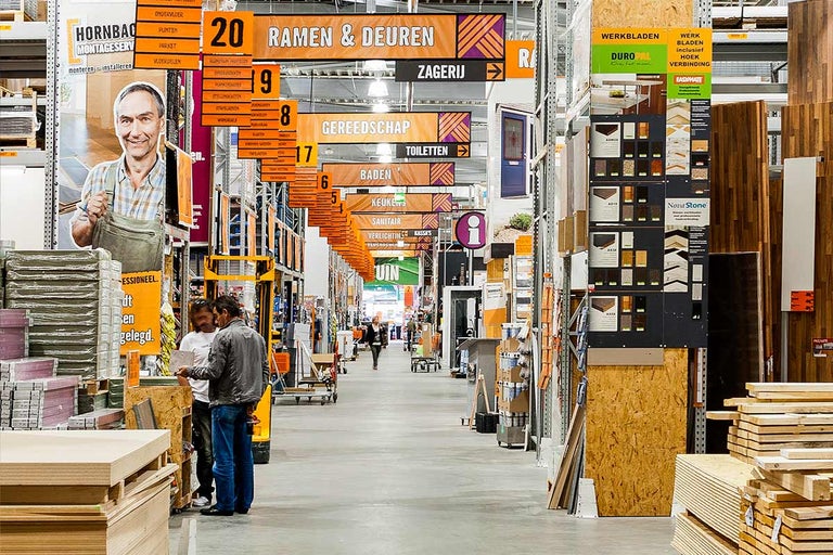 Interieurbeeld van een Hornbach bouwmarkt met gangen en wegwijzers