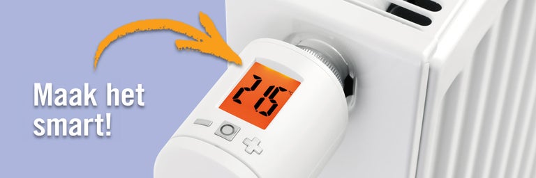 Slimme radiatorthermostaat op een radiator met digitale temperatuurweergave van 21,5 graden Celsius.