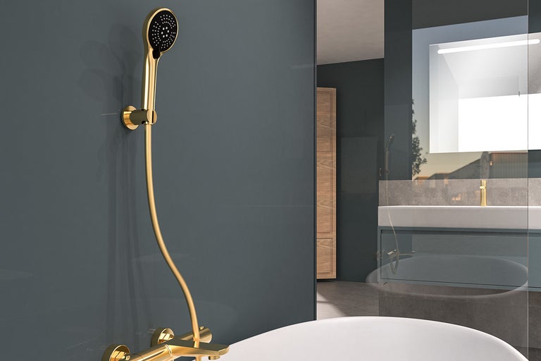 Goudkleurige douchearmatuur met handdouche in een badkamer