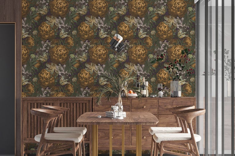 Woonkamer met bloemenbehang, eettafel en stoelen