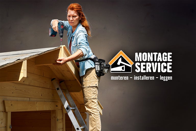 Vrouw monteert een houten huis met een accuschroevendraaier. Montageservice.