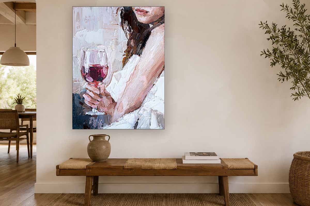 Schilderij op canvas in oliestijl van een vrouw met een glas rode wijn, hangend boven een houten bank in een lichte, moderne kamer.