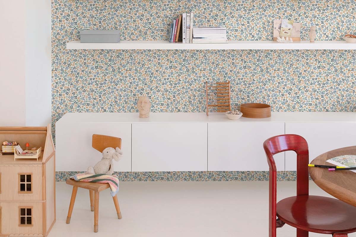 Woonkamer met een muur behangen met vliesbehang met een bloemenpatroon, gecombineerd met een wit dressoir en een wandplank.