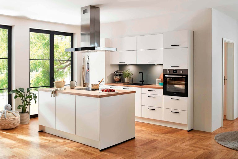 Moderne keuken met kookeiland, roestvrijstalen afzuigkap en inbouwoven