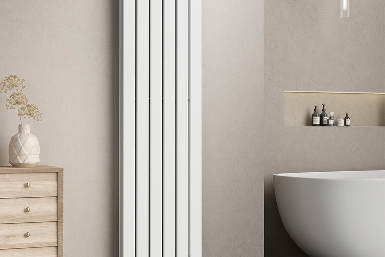 Moderne badkamer met bad, radiator en houten commode