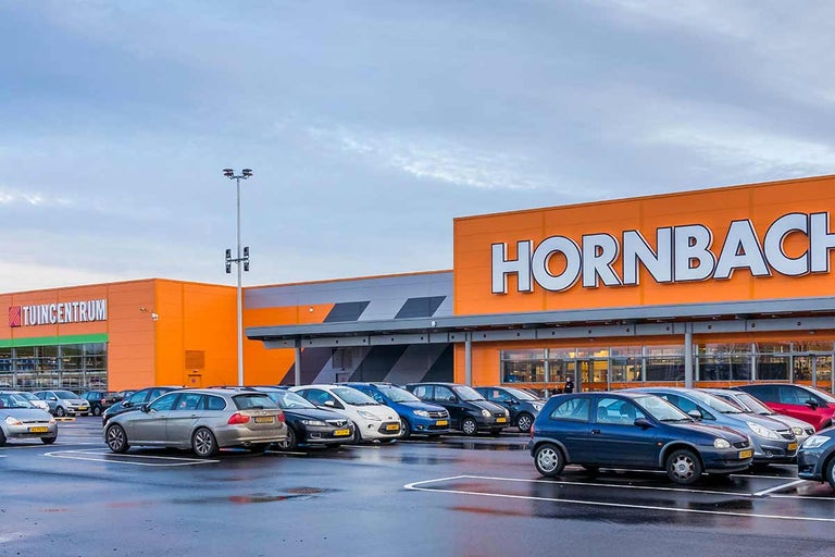 Buitenaanzicht van een Hornbach bouwmarkt met parkeerplaats