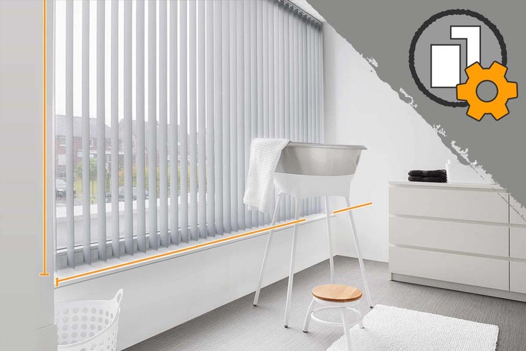 Badkamer met lamellen, bad en commode