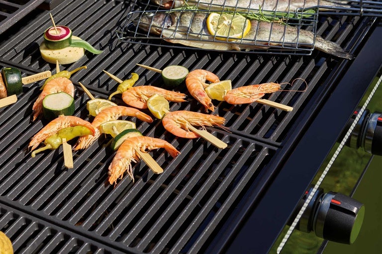Gegrilde vis- en garnalenspiesen op de barbecue
