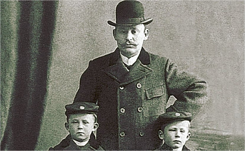 Historische foto van een man met twee jongens