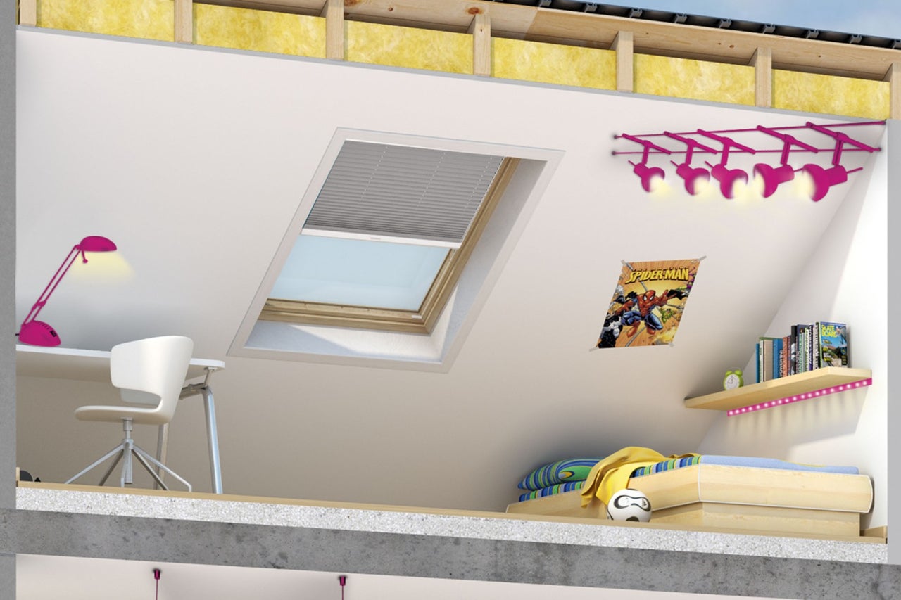 Zolderkamer met dakraam inclusief zonwering, bureau, bed en decoratie