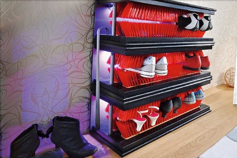 Schoenpoetsrek met borstels en diverse schoenen