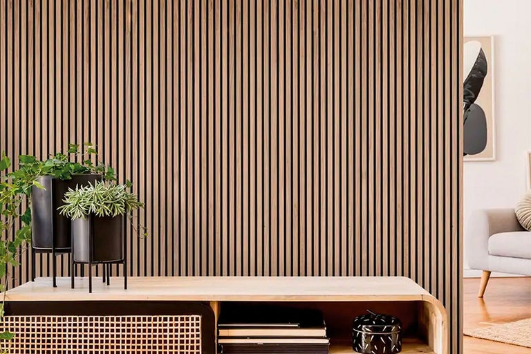 Houten lambrisering in de woonkamer