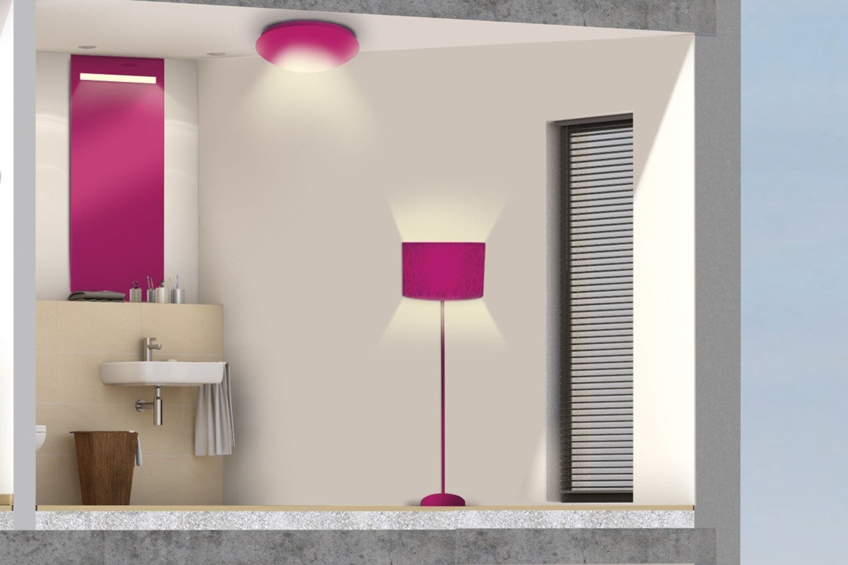 Interieurweergave met badkamer en vloerlamp