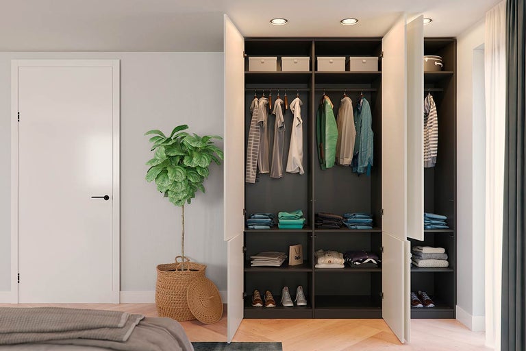 Open kledingkast met planken en hangers in een lichte kamer